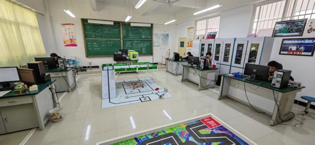 渭南高级中学在第二十二届陕西省中学生机器人大赛中夺得一等奖