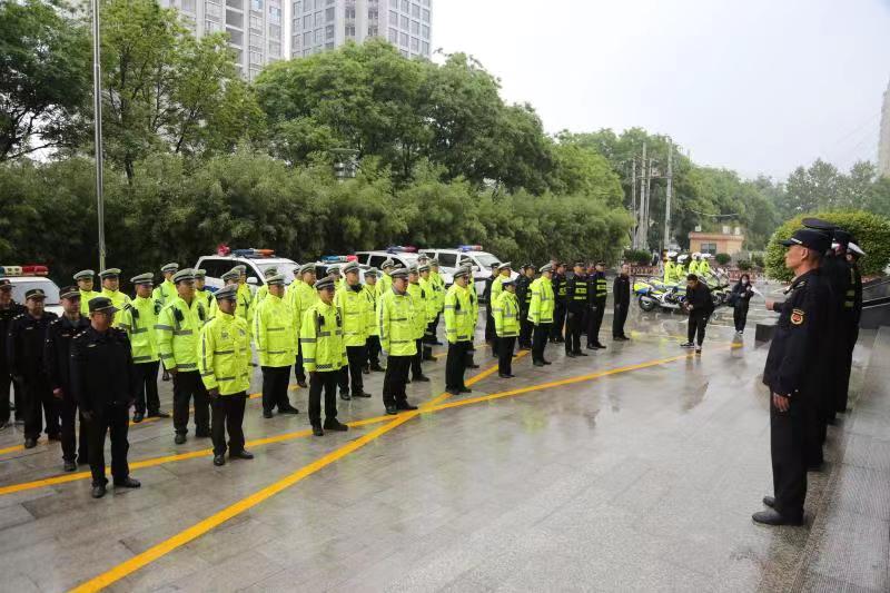 渭南市公安局交警支队开展主城区渣土车联合整治统一行动