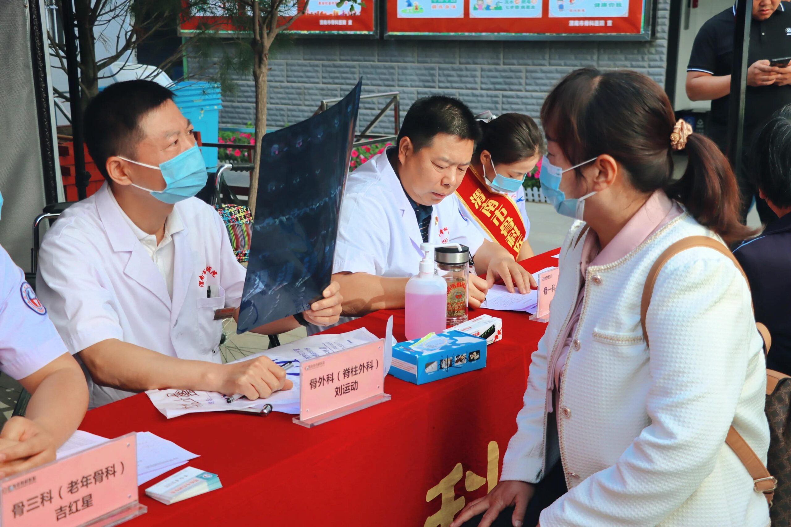 渭南市骨科医院成功举办全国助残日、全国保膝日、世界脊柱日义诊活动