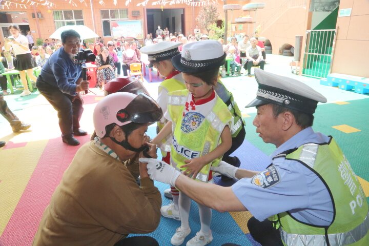 陕西渭南：临渭交警给留守儿童送套餐 欢度六一
