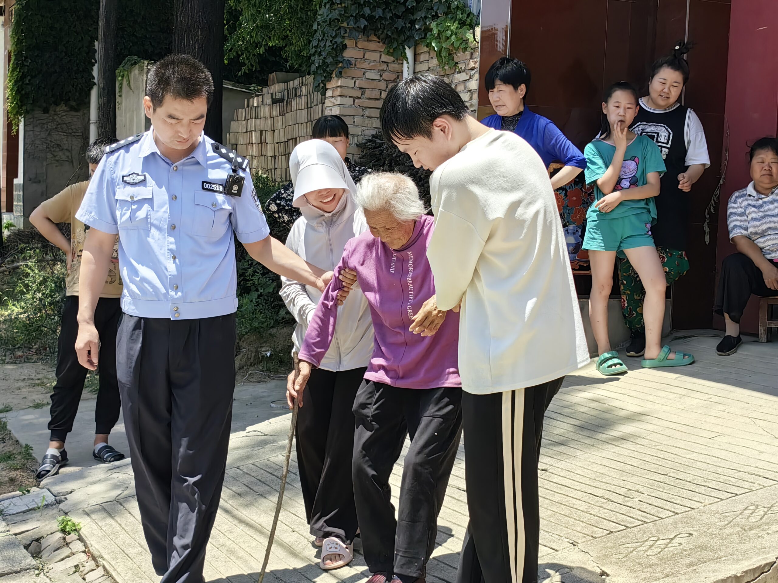 华阴公安民警帮助走失老人找到“归家路”