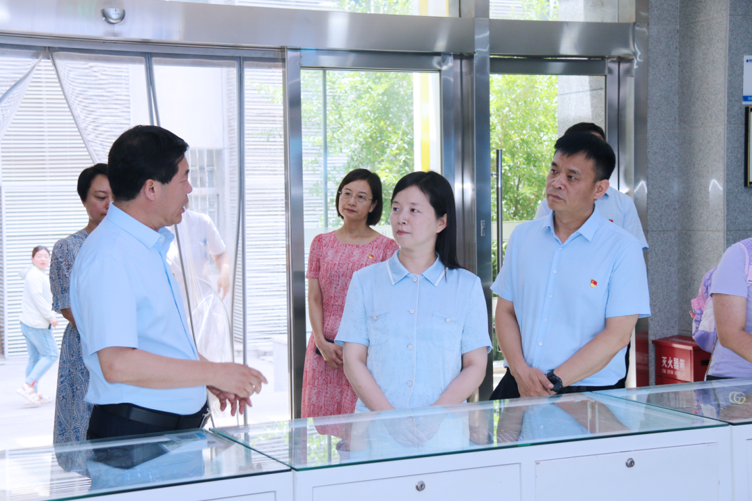 临渭区区级分管领导张金玲一行莅临渭南市第二医院调研指导工作
