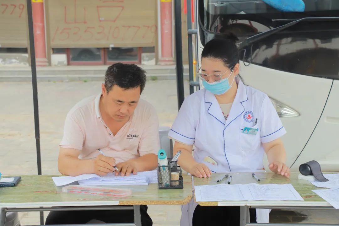 临渭区下邽镇政府组织开展团体献血活动