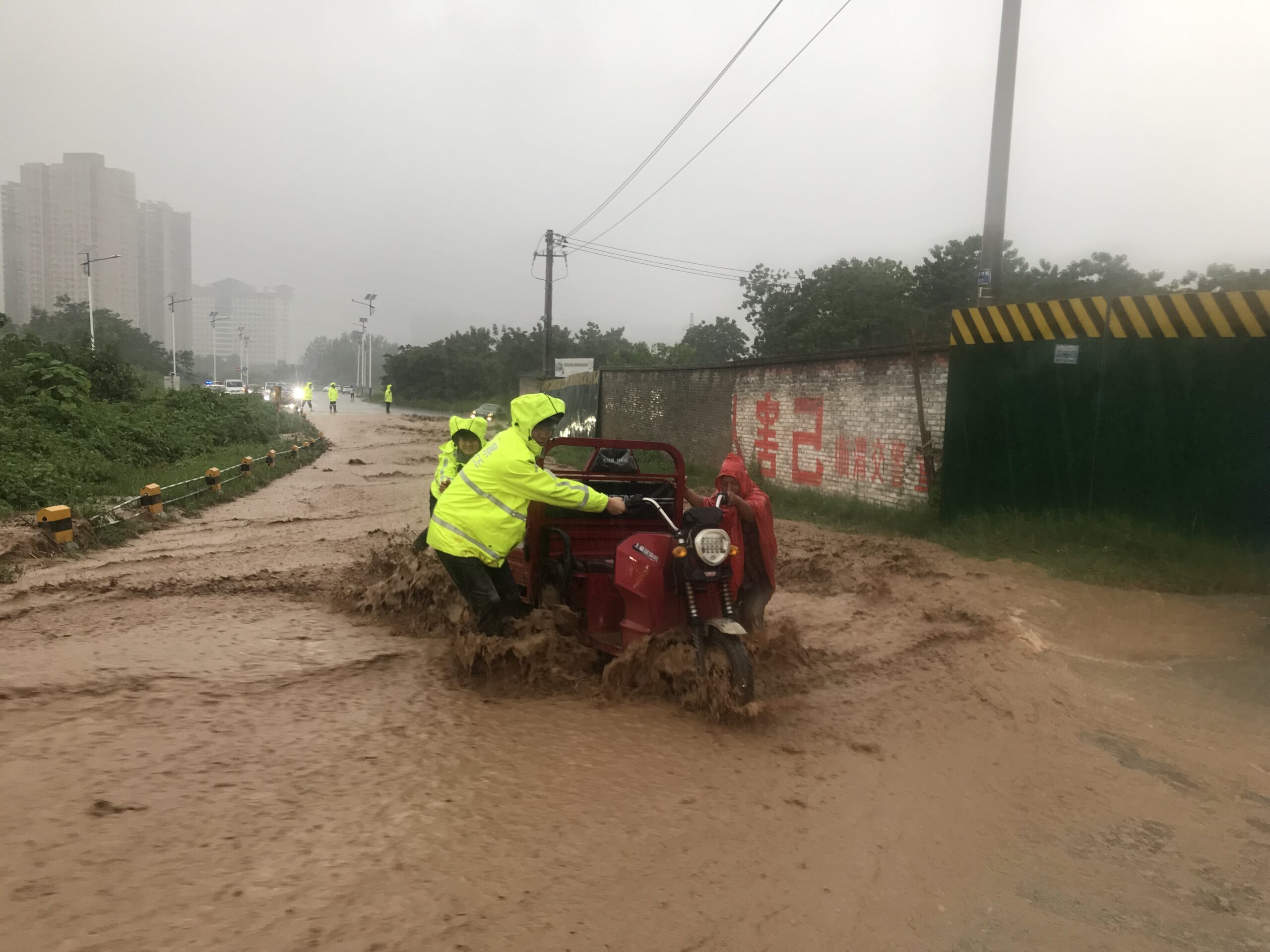 陕西渭南：暴雨中的守护
