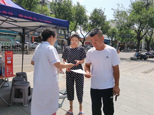 渭南市中心血站开展“第六个医师节”宣传活动