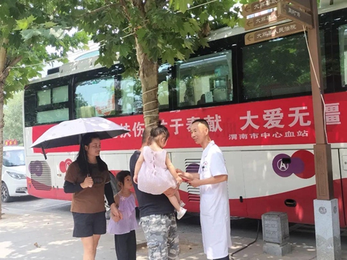 渭南市中心血站开展“第六个医师节”宣传活动