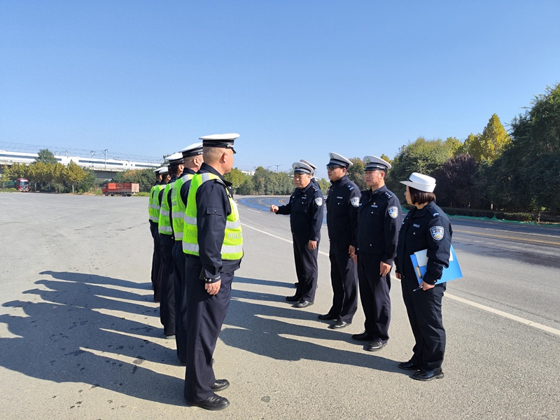 渭南高新交警大队开展“一盔一带”专项整治行动