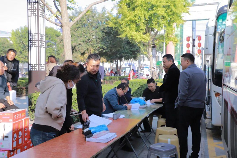 无偿献血同携手 灿烂生命再启程——蒲城县组织开展大型团体献血活动