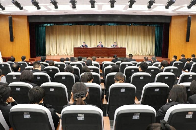 临渭法院举行新任审判员宪法宣誓仪式