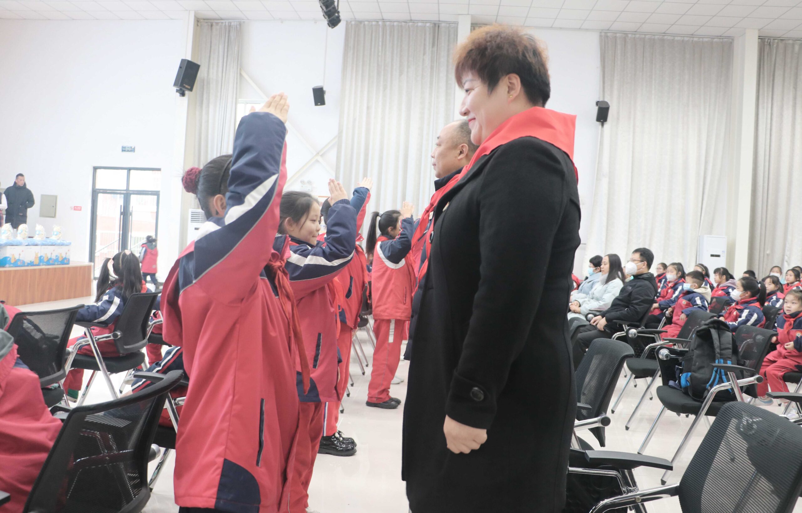 渭南：雷锋车队志愿者协会、青年音乐家联合会“暖冬行动”走进育红小学