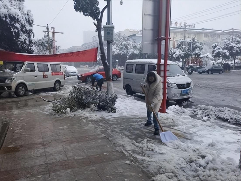 以雪为令齐上阵，扫雪除冰暖人心——共青团大荔县委扫雪铲冰在行动