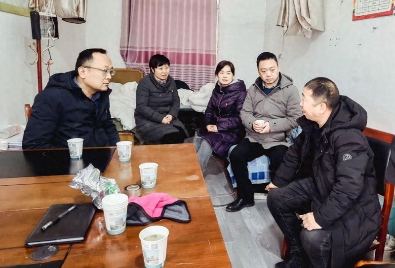 渭南市第一医院领导班子赴定点帮扶村开展春节走访慰问活动