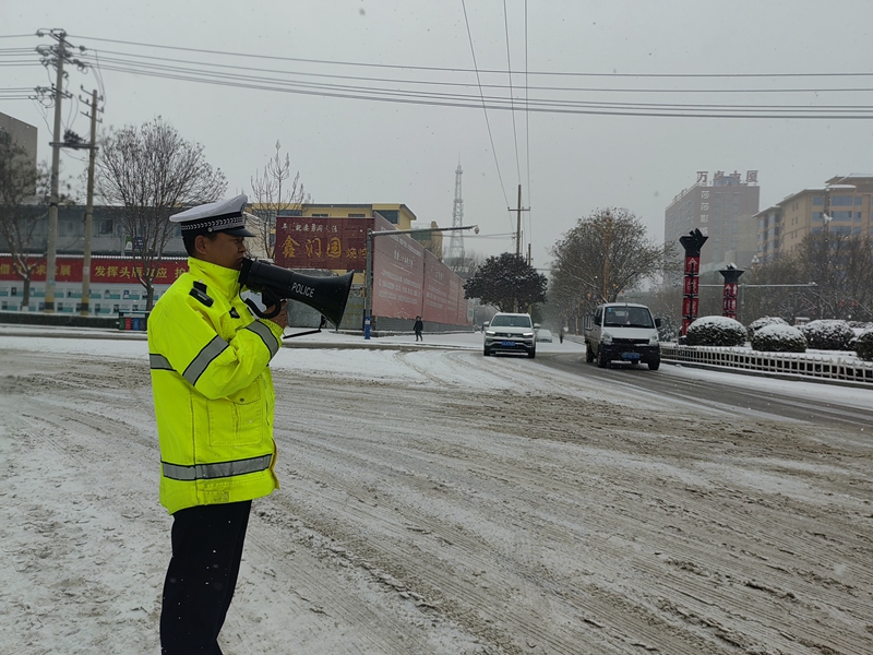 白水公安交警以雪为令保平安 闻雪而动护畅通