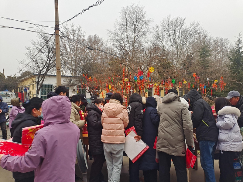 罗敷镇〇五一社区举办“喜迎龙年、共享年趣”送年福活动
