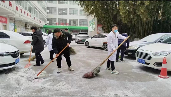 渭南华仁医院：扫雪除路障 “医”路保平安