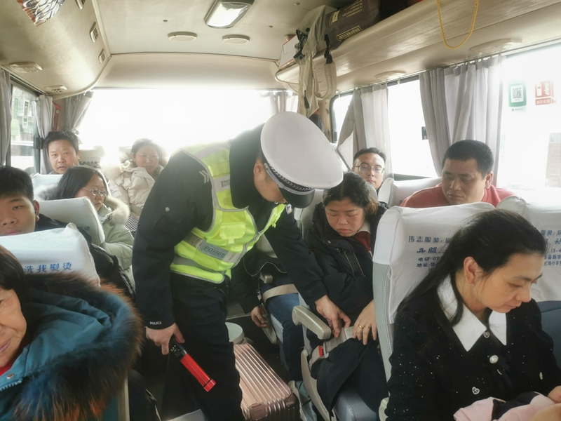 华阴交警圆满完成2024年春节道路交通安保工作
